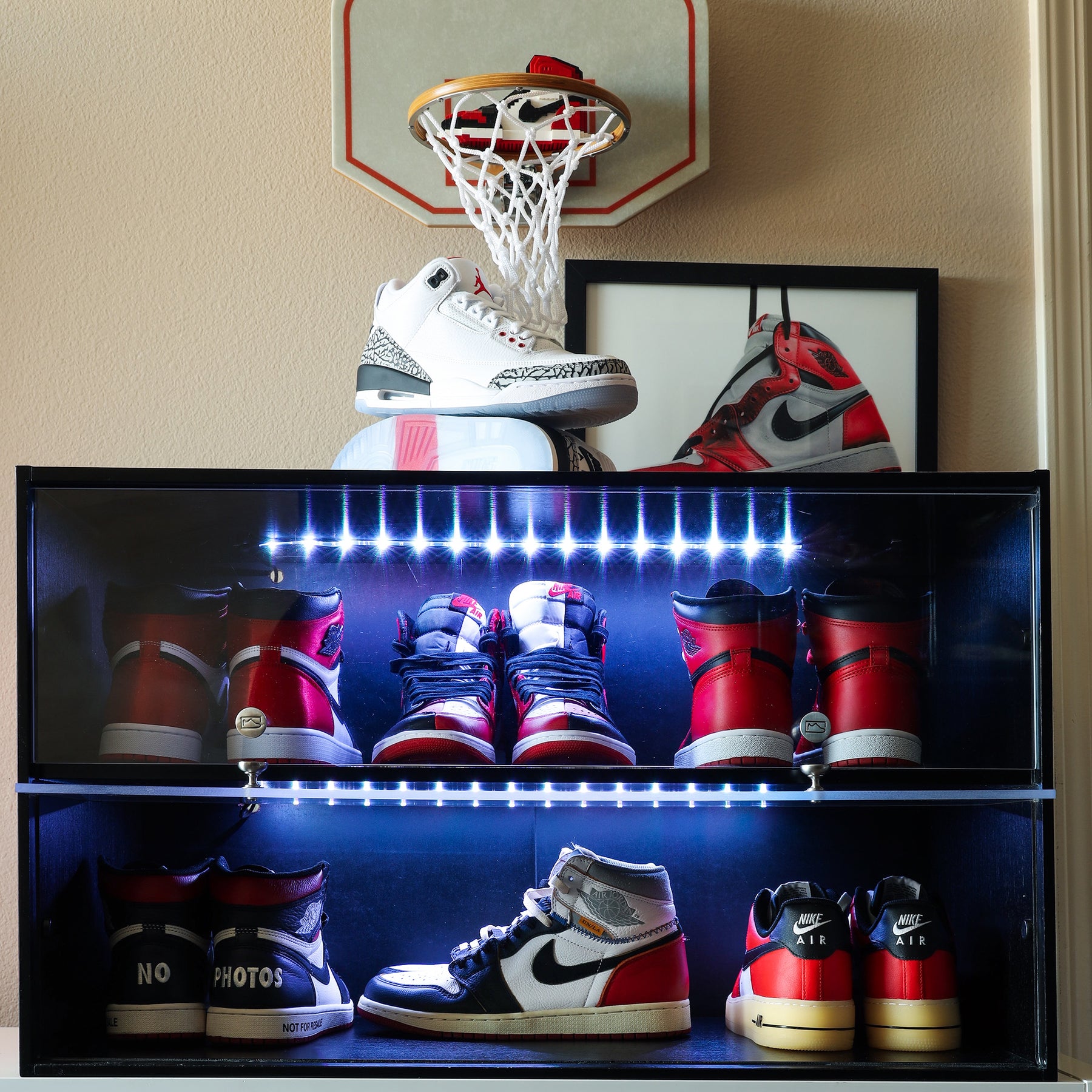 SNEAKER THRONE Sneaker Throne